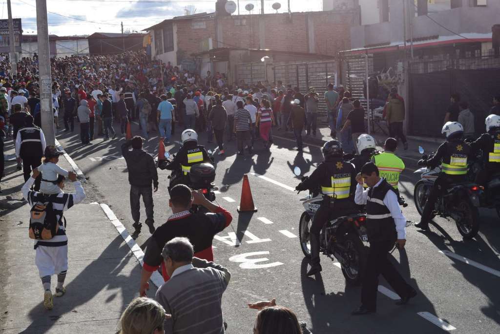 pazybienfm's tweet photo. Enfrentamientos entre comerciantes del Mercado Mayorista Textil de Ambato y… https://t.co/FcAPpWTQ2f https://t.co/LRjnAI4NdE