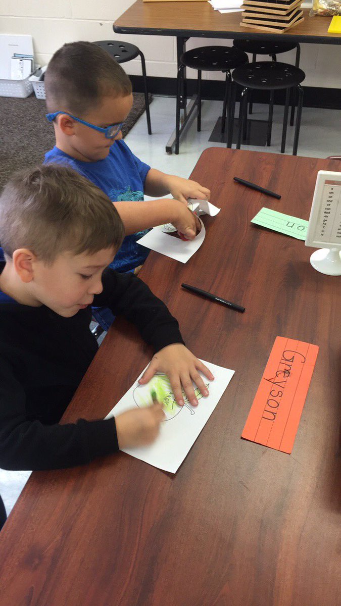 MrsMinorsKinder's tweet image. Apple taste test in Kindergarten today. Results coming at you soon! #WEareLakota #falltimefun