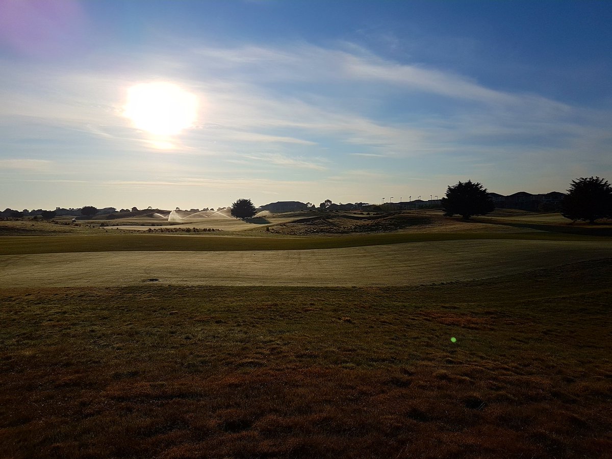 crewsi274's tweet photo. Cracker of a morning @SLakesTurf @slakesclub keen for a hit @Djknight1988 https://t.co/8ZGE0FHXYG