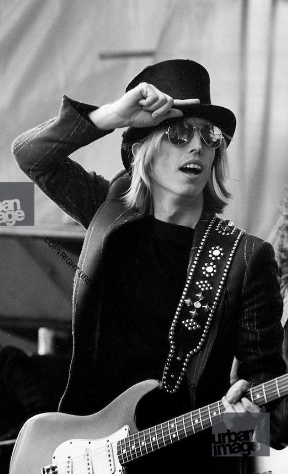 EdanArcher's tweet photo. We've lost the pride of my hometown, Gainesville Florida. Growing up on Petty taught me about the beauty and power of simplicity. #tompetty https://t.co/TlVhk4PJl7