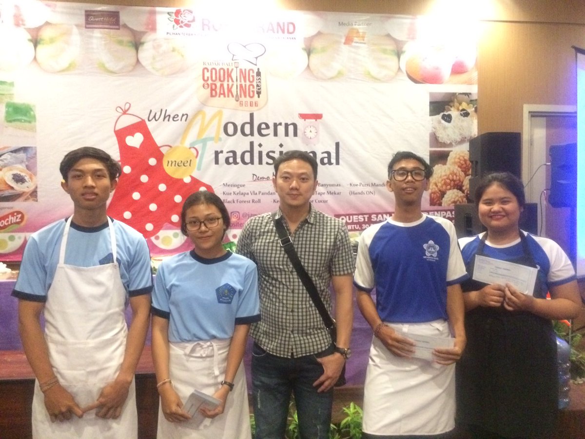 radarbali_event's tweet photo. yaayyy,,, ini nih generasi muda yg kreatif,dan tadaaaaa pemenangnya adalah siswa-siswi dari SMKN 3 Denpasar....Congrats ya guys, https://t.co/sOhfTMWdne