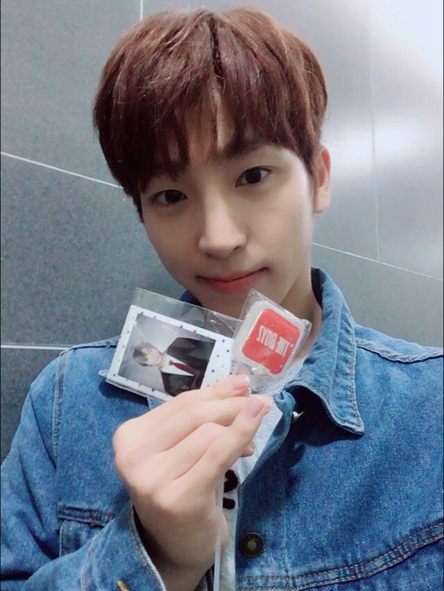 IST_THEBOYZ's tweet photo. 더보이즈가 숨겨놓은 선물을 찾아라! 지난 '반장보고서' 게임대결에서 이긴 레드보이즈 멤버들이 각 지역에 팬분들을 위한 선물을 숨겨놓았습니다! 단 하나뿐인 상연이의 선물,지금 바로 찾아가세요 #더보이즈_보물찾기 https://t.co/yk8RsXnNle https://t.co/i6sMB7N4mt