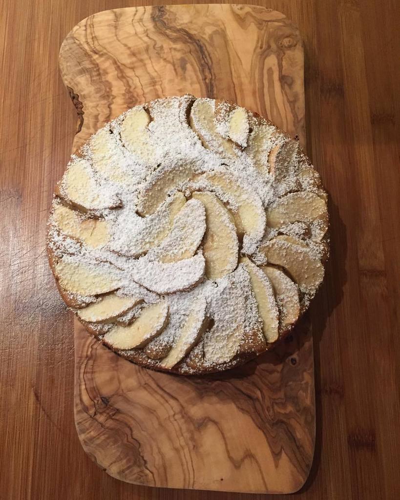 SamuelBRobson's tweet photo. Life’s tough...I get spoilt like this every day by master baker @giudittad !! 😍😍
.
Presented on a lovely chopping … https://t.co/B006hqaBeQ https://t.co/X0p9js8urS