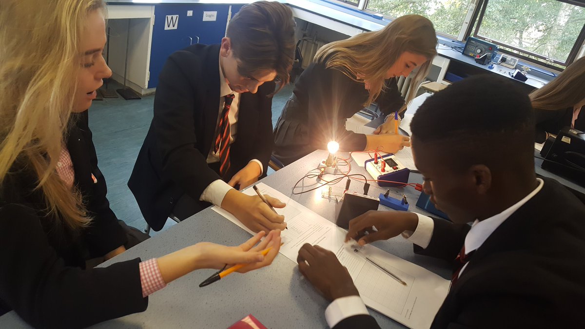 SciStm's tweet photo. Required practical: Can you describe and explain the I-V graphs for a resistor, light bulb and diode? #aqagcsescience #GCSEscience https://t.co/Tn2Tk2Zxug