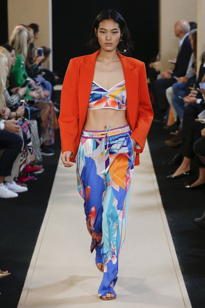 Discover our new Spring-Summer 18 collection #leonardparis x #christinephung on VOGUE : vogue.com/fashion-shows/…