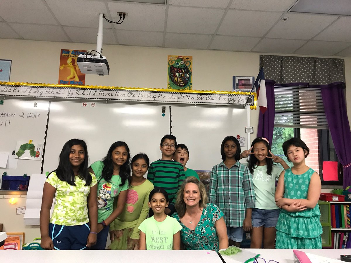 AndrewsFourth's tweet image. Fourth Grade supports PACK week by wearing green and eating healthy green fruits and vegetables for snacks! #packweek