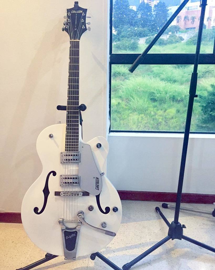 lukasbloomofi's tweet photo. Les presento mi compañera de batallas! 🎸🎸🎼🎼 #gretsch #gretschguitars @urbanarecords @smechava @ali.ayala #remedio #lukasbloom https://t.co/bzR6OL9kVn