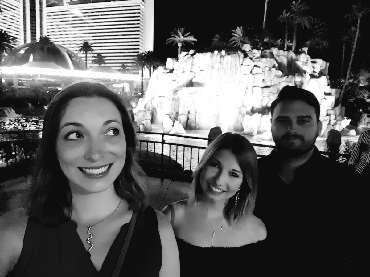 ChaDeKerros's tweet photo. No words... #PrayForVegas #PrayForLasVegas  #LoveLasVegas #rememberforever https://t.co/xQEkV9djJR
