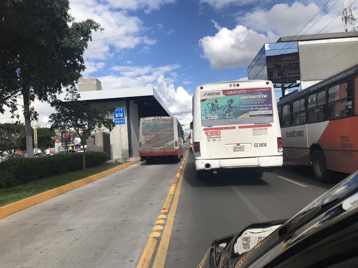 MarioLeonLeyva's tweet photo. Ya funciona el carril exclusivo de Qrobús!! Pero con los mismos camiones cochinos https://t.co/K0ybqUCKEM