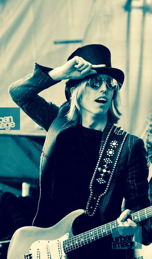 ChuckRoss33's tweet photo. RIP #TomPetty For many of us, he was the soundtrack for road trips, friendships, true loves, hook ups & heart breaks. #WorkingOnSomethingBig https://t.co/oOMdivzQ0M