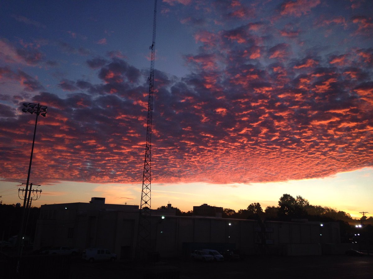 DrCarynHuber's tweet photo. Mrs.Stofer, Art Department, captured the beautiful sunrise this morning at the #Yette #blueredwhite 💙❤️⭐️ https://t.co/GUEu0JP6Ek