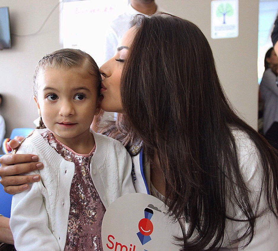 ReinadoColombia's tweet photo. Un beso a cambio de una sonrisa @Smiletrain @SmileTrainLA ¡Te llevo en el alma, Daniela! #MásQueBelleza #CNB #SACleftWeek https://t.co/y1jsi6QRY7