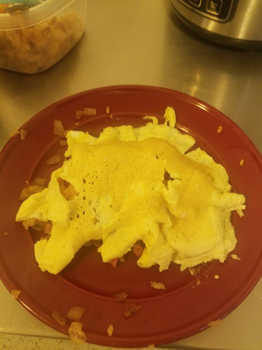 Xsitsu's tweet photo. Tried making omurice, but the omelette came out so bad. 😭
Tastes alright though. https://t.co/r4MlbkexCK