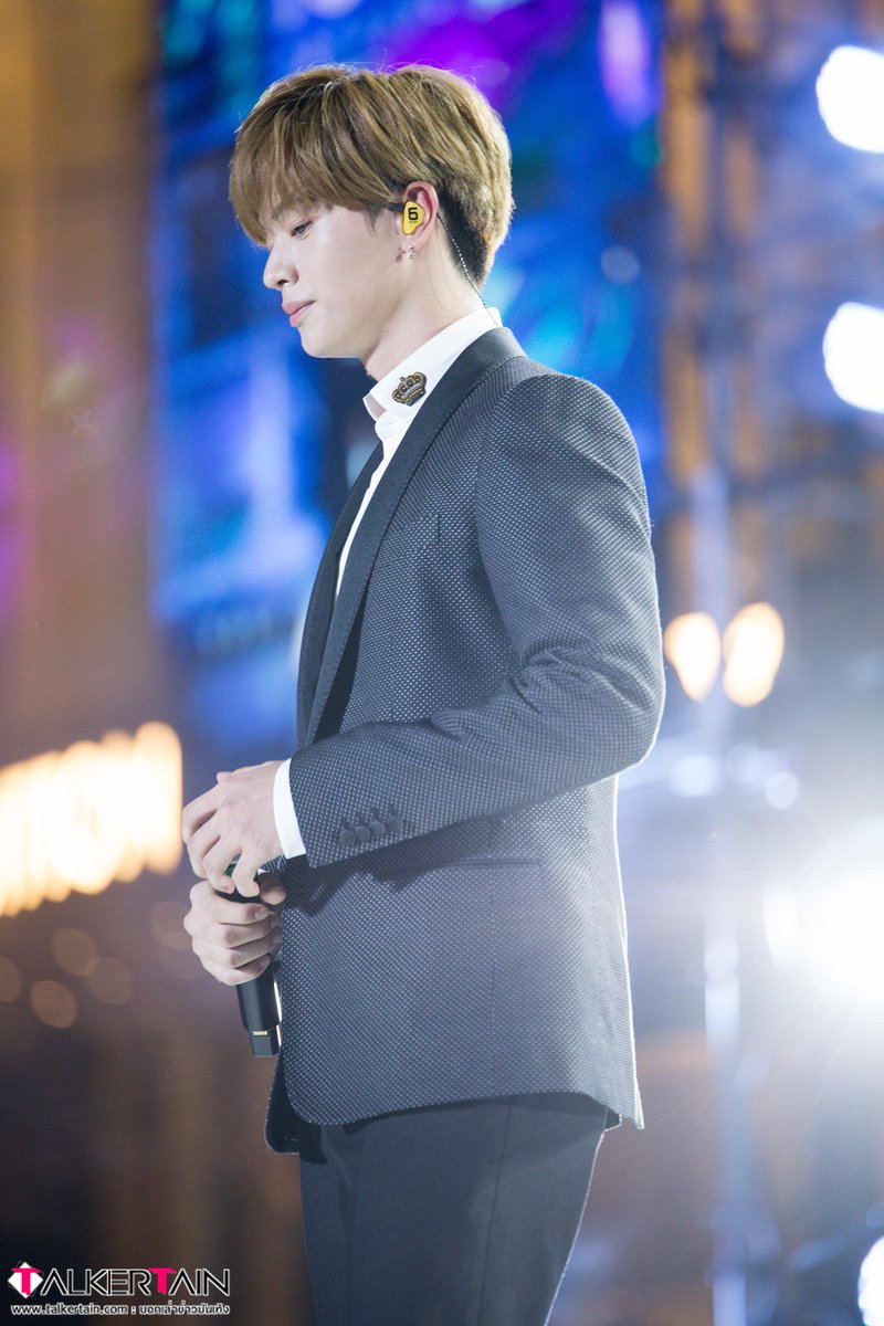 Talkertain's tweet photo. [Pic] 170929 #BTOB #YookSungJae #육성재 performing At ION ORCHARD’S 8th ANNIVERSARY FASHION CONCERT #ION8ight #비투비 #SungjaeInSG https://t.co/M3ZzGDE5Nv