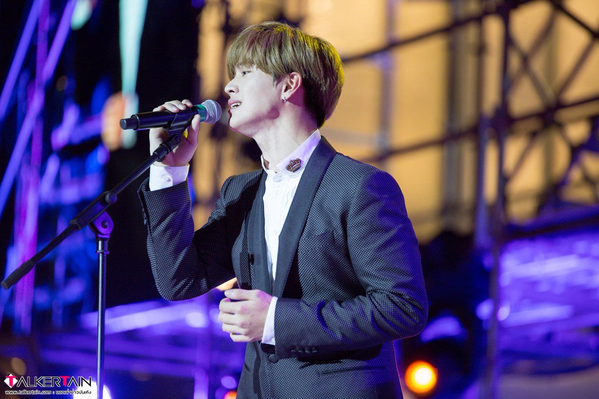 Talkertain's tweet photo. [Pic] 170929 #BTOB #YookSungJae #육성재 performing At ION ORCHARD’S 8th ANNIVERSARY FASHION CONCERT #ION8ight #비투비 #SungjaeInSG https://t.co/M3ZzGDE5Nv