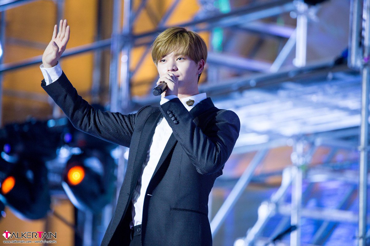 Talkertain's tweet photo. [Pic] 170929 #BTOB #YookSungJae #육성재 performing At ION ORCHARD’S 8th ANNIVERSARY FASHION CONCERT #ION8ight #비투비 #SungjaeInSG https://t.co/gyLZa567Sa