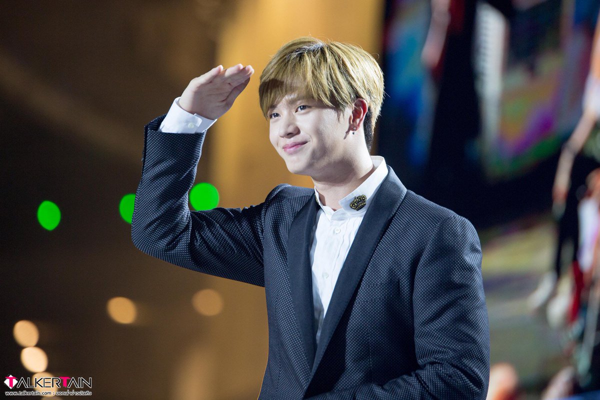Talkertain's tweet photo. [Pic] 170929 #BTOB #YookSungJae #육성재 performing At ION ORCHARD’S 8th ANNIVERSARY FASHION CONCERT #ION8ight #비투비 #SungjaeInSG https://t.co/gyLZa567Sa