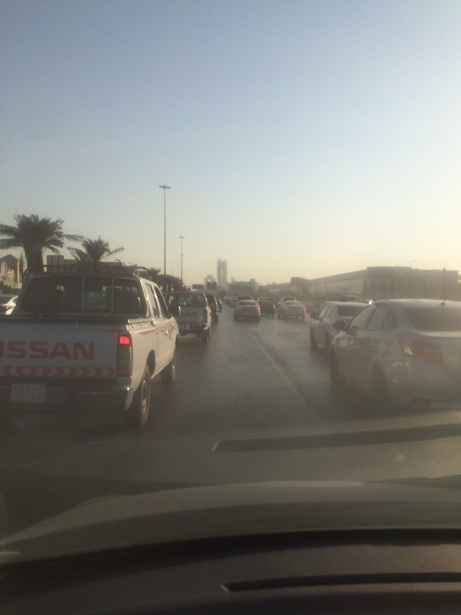 Mosleh1433's tweet photo. نتساءل ونحن نعيش هذا الزحام القاتل بشكل يومي ..كيف سيكون الحال لو قادت المرأة؟!
لماذا لم تؤخذ بالاعتبار؟!
 #عوده_الهيئه_والغاء_قياده_النساء https://t.co/Z4wqbJZU8d