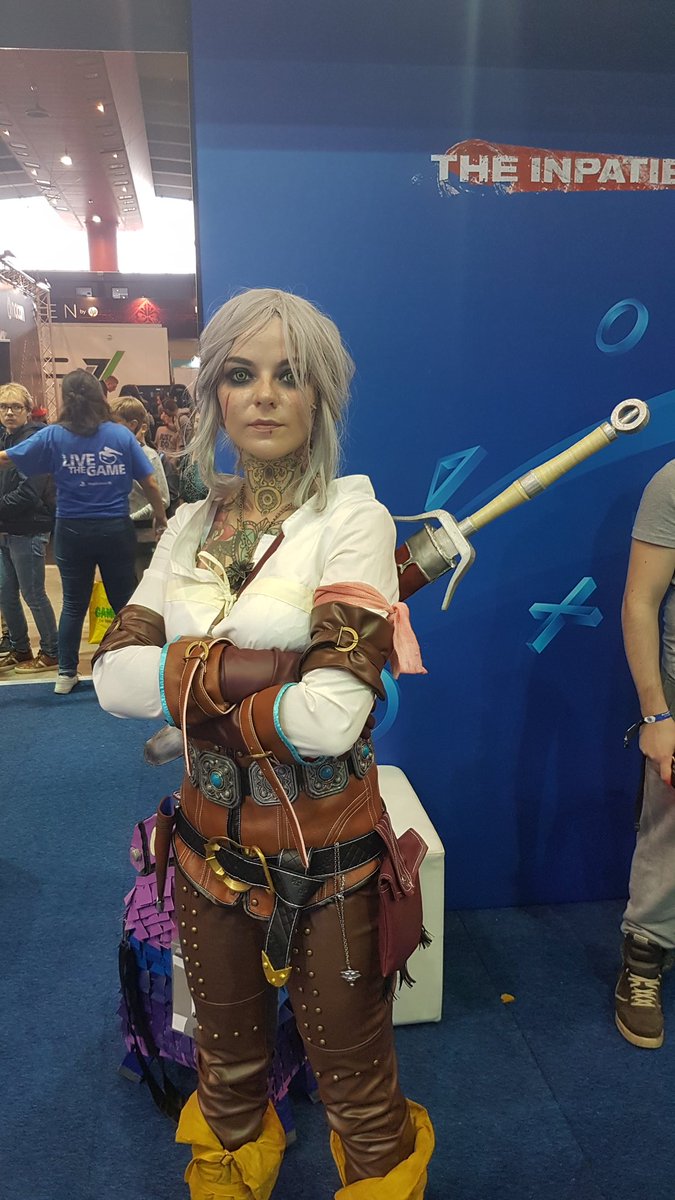 KeDeKon_btw's tweet photo. Oh my f*** god ! This Siri cosplay is amazing ! Saw it at #gameforce2017 @TheWitcher3Fr https://t.co/f9lmRU96BC