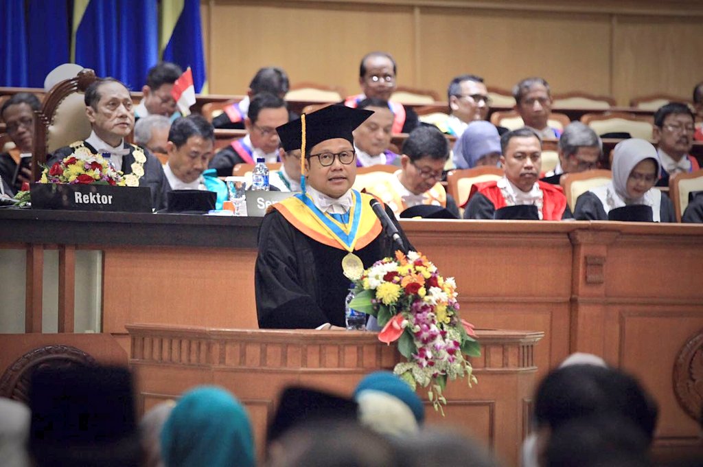 AbahJono's tweet photo. Menghadiri penganugrahan Gelar Doktor (HC) kpd #CakImin @cakiminpkb bidang Ilmu Sosiologi Politik di Unair. "Abah Jono" https://t.co/oZX0HxZggp