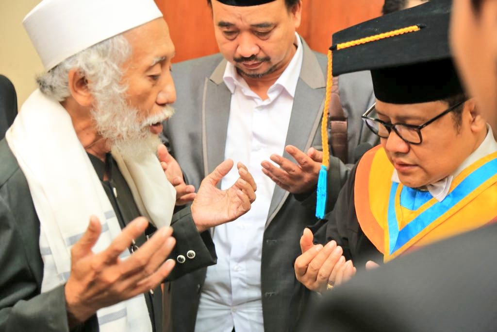 AbahJono's tweet photo. Menghadiri penganugrahan Gelar Doktor (HC) kpd #CakImin @cakiminpkb bidang Ilmu Sosiologi Politik di Unair. "Abah Jono" https://t.co/oZX0HxZggp