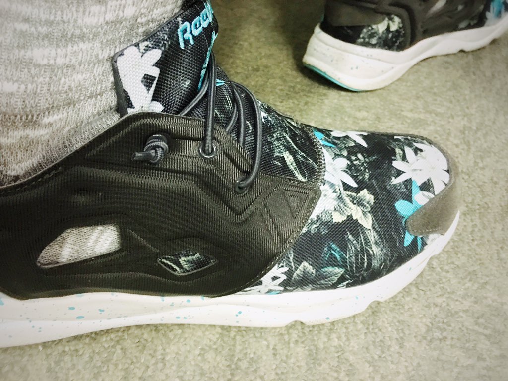 ameba_kanzaki's tweet photo. #今日のスニーカー #reebok #furylite 本当はコンバースを履く予定だったけど、急いで家でたらこれ履いてた笑 そろそろ夏も終わる(終わってる？)からこいつが履けないのかなー
冬もこの柄いけるか？ https://t.co/n3DJ3wHxy1