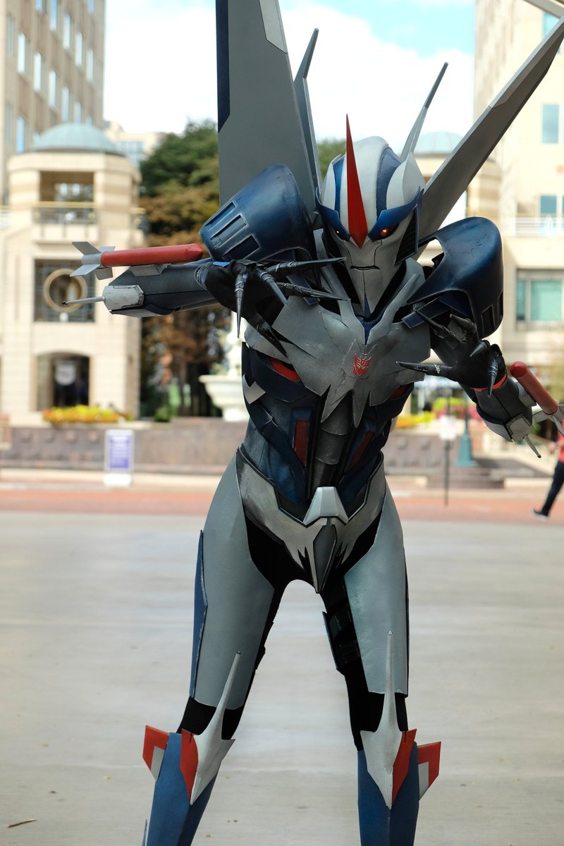 Saint_Gale's tweet photo. Some photos of my #Starscream cosplay from #TFcon2017!
More pics available at https://t.co/yMsLFFABON https://t.co/Ttm5NWKQF9