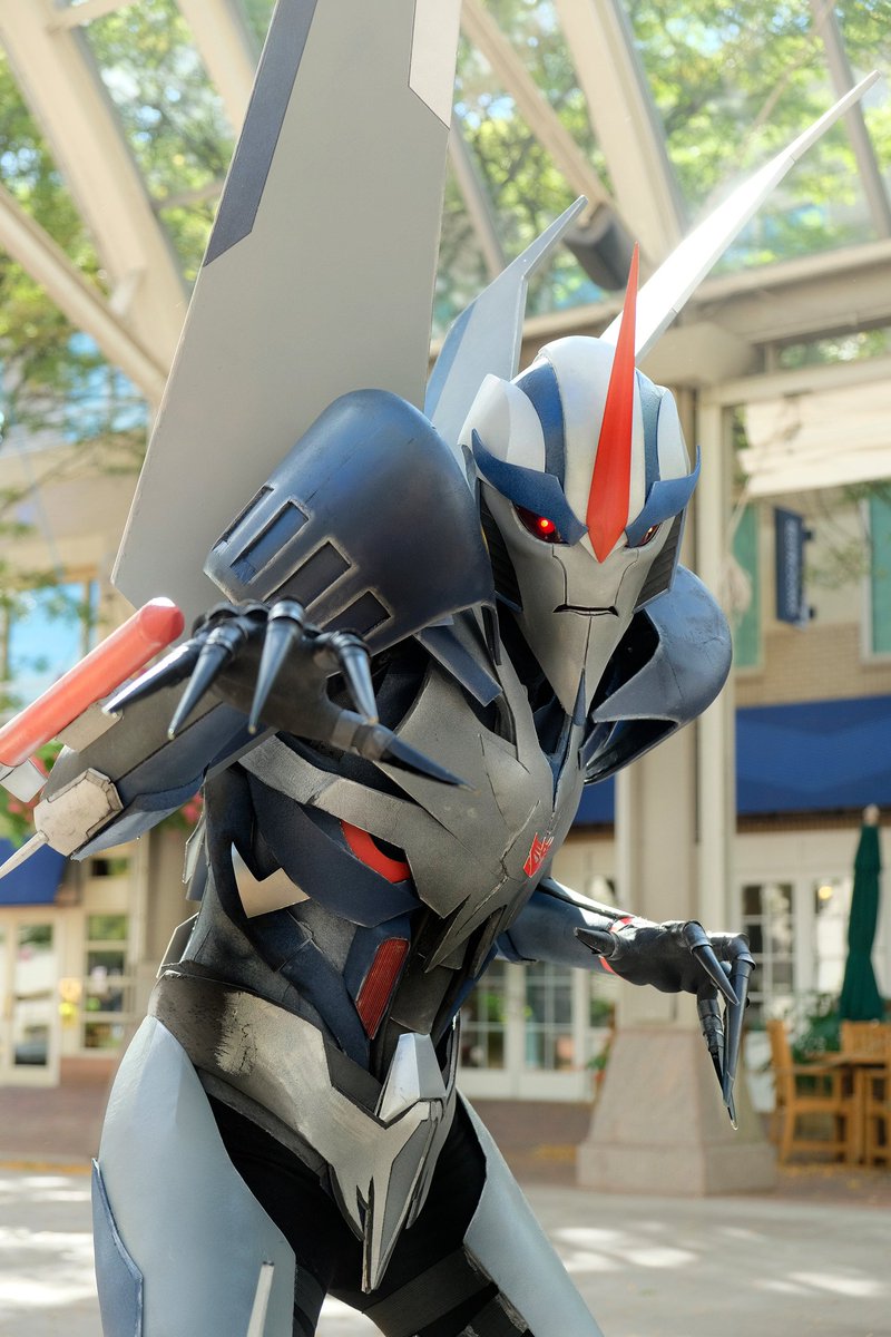 Saint_Gale's tweet photo. Some photos of my #Starscream cosplay from #TFcon2017!
More pics available at https://t.co/yMsLFFABON https://t.co/Ttm5NWKQF9