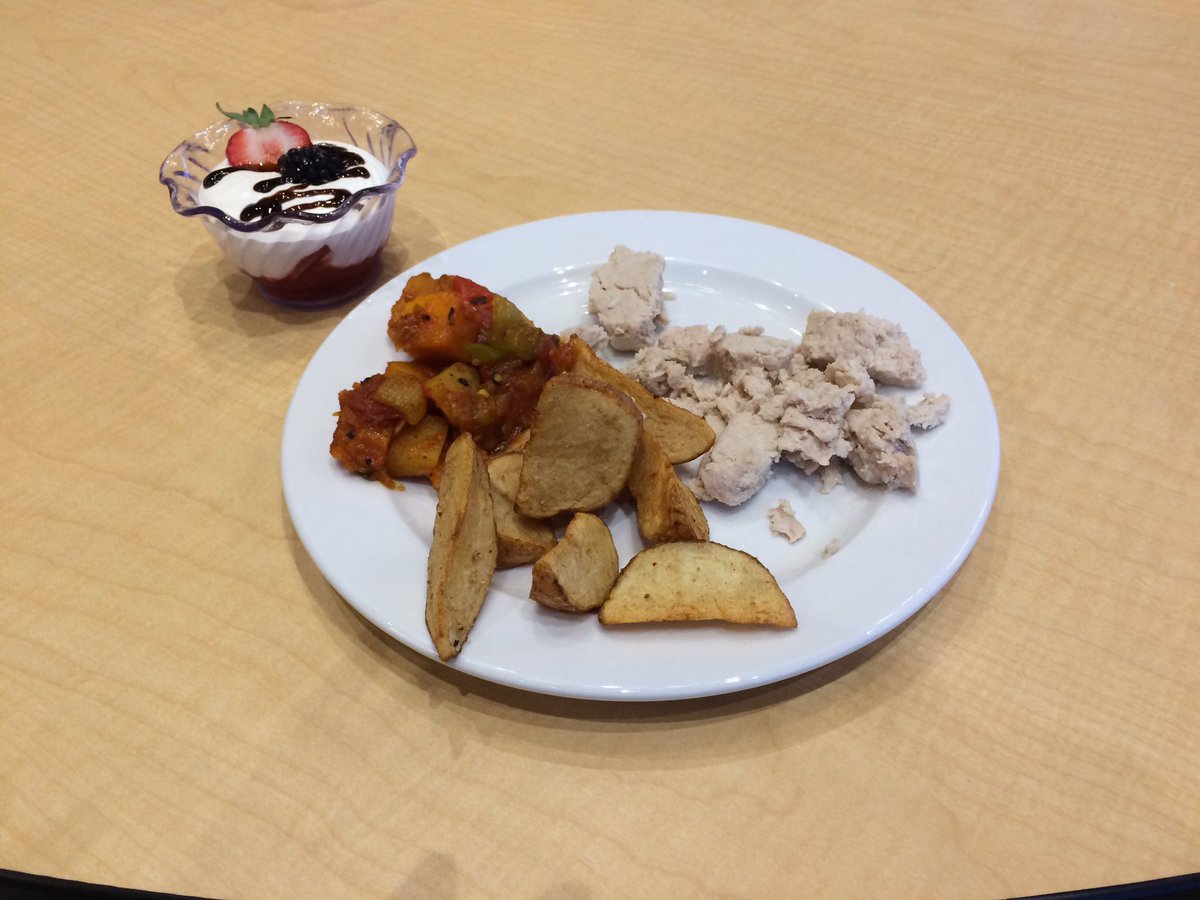 noahwellsss's tweet photo. @GordonRamsay what do you think of my cooking? It's roasted turkey breast, oven roasted butternut squash, and oven roasted red potatoes. And for desert I made a strawberry balsamic parfait. #BallIsInYourCourt https://t.co/PriLBggrEA