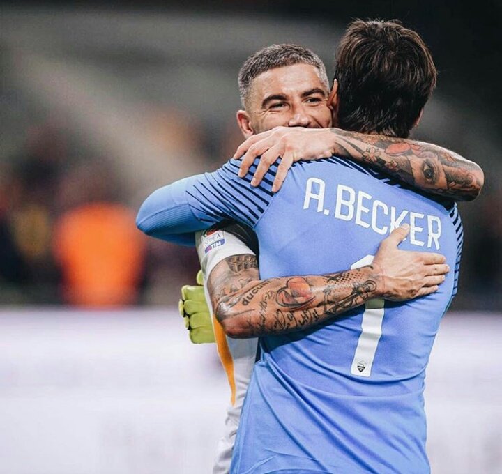 AlissonBeckerFC's tweet photo. DAJE 💛❤ https://t.co/c3W8y82pUF