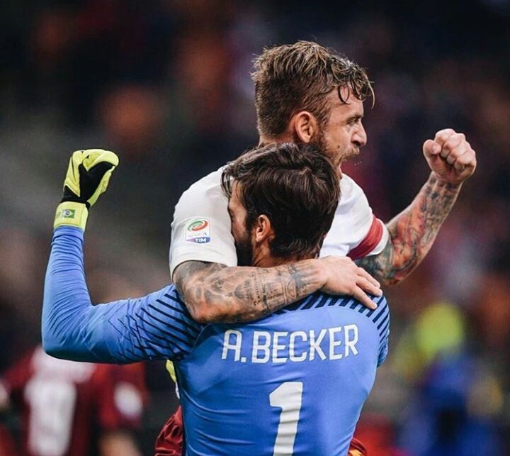 AlissonBeckerFC's tweet photo. DAJE 💛❤ https://t.co/c3W8y82pUF