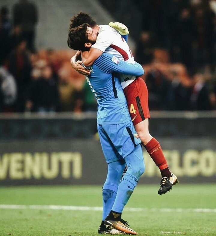 AlissonBeckerFC's tweet photo. Que foto sensacional 💛❤

. @Alissonbecker and @Florenzi https://t.co/K3YD5jAvac