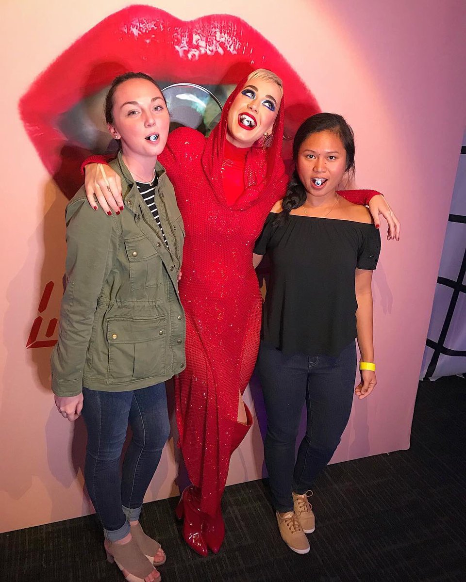 KatyPerryLatino's tweet photo. FOTO 📸 | M&G en el @TheGarden esta noche. #WITNESSSTHETOUR #KatyPerryMSG https://t.co/N2AWY8qIAn