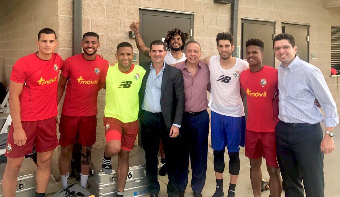 NicoGonzalezRev's tweet photo. Un equipo, una familia, una nación. Con La Roja, ayer, hoy y siempre!!! https://t.co/DhXrMZ5H4a