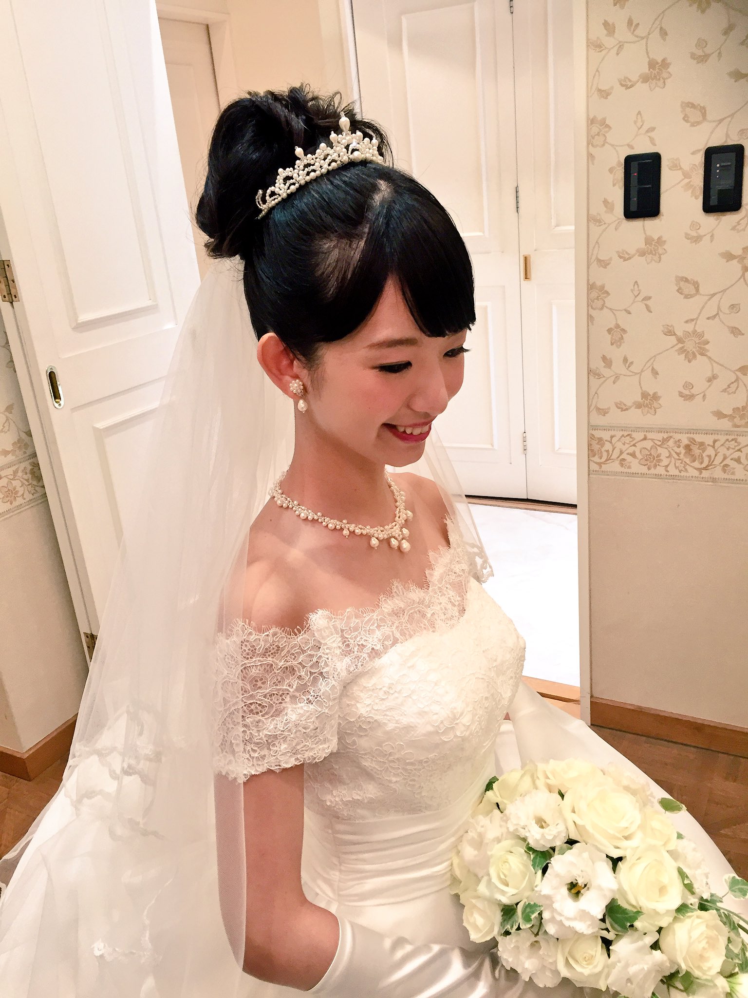 توییتر 山嵜かおり در توییتر ブライダルヘアアレンジ 高めのおだんごでティアラに注目が集まるスタイル ブライダルヘア ブライダルヘアアレンジ 王道ヘア シンプルヘア ウェディングドレス ハウステンボスウェディング ブライダルモデル