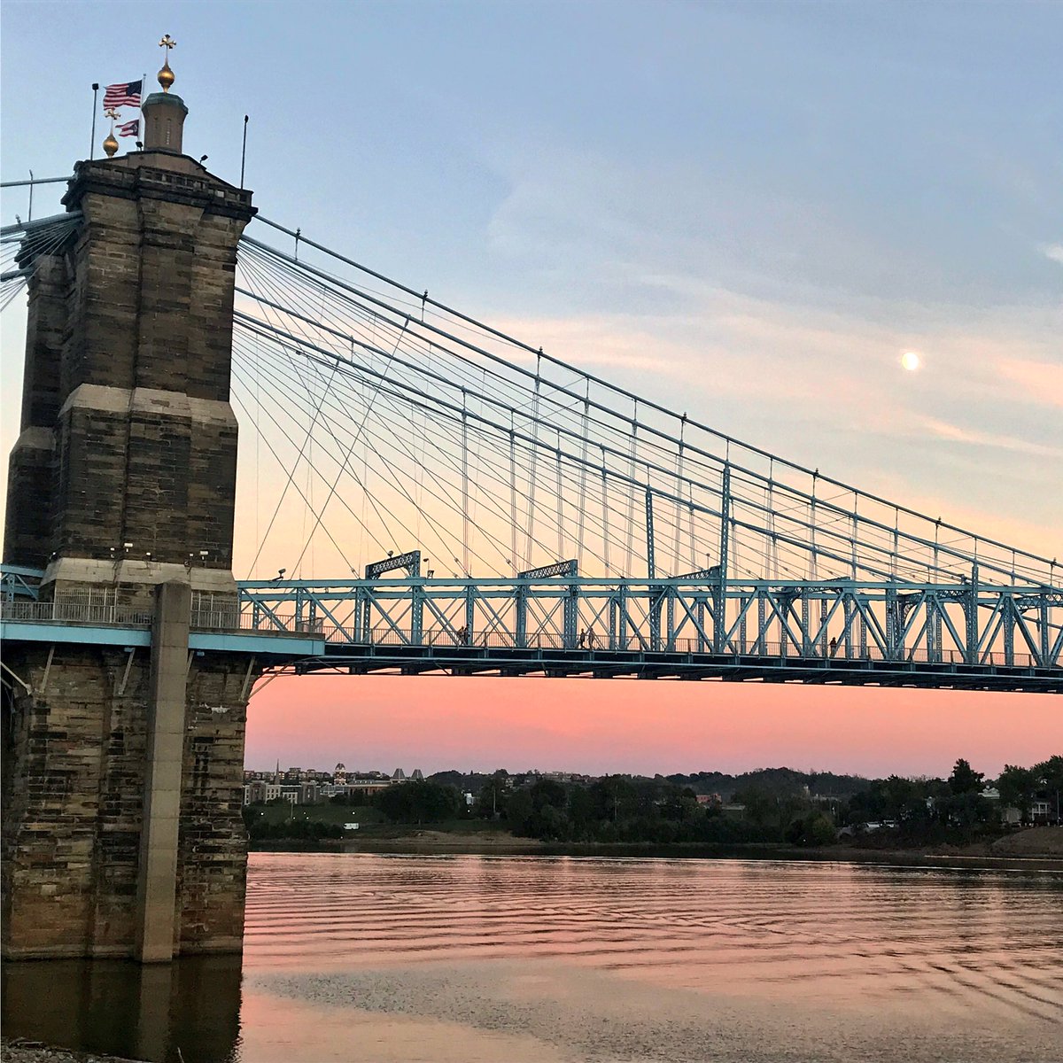 BrianDMains's tweet photo. Moon 🌙 rise over the Ohio River at Smale Riverfront Park during my Monday evening #beRunProject run. #MarathonTweets #marathontraining https://t.co/EgNo7fAlkK
