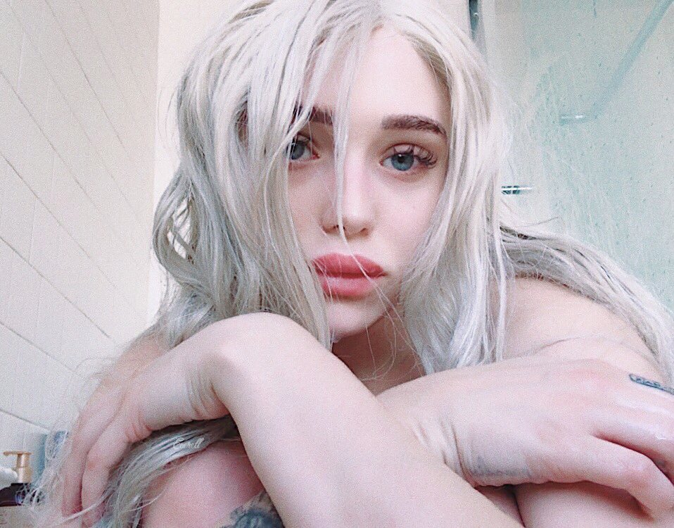 ❛we dance aѕ we ғloaт aroυnd, we нead тowardѕ тнe ocean ғloor.❜
ㅤ ㅤㅤ ㅤ