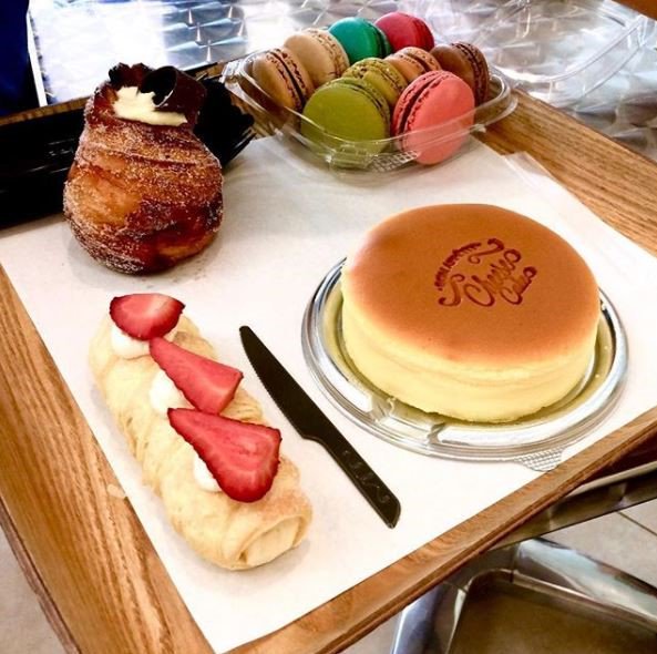 ParisBaguetteUS's tweet photo. We understand that when food is this good, it's hard to share sometimes #TableFor1Please https://t.co/ormleHxD3K