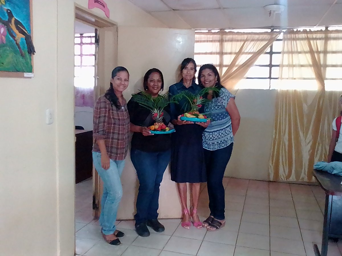 escuelafpadilla's tweet photo. Así agazajamos a nuestras queridas secretarias en su día!!! https://t.co/sPdLLjaXcf