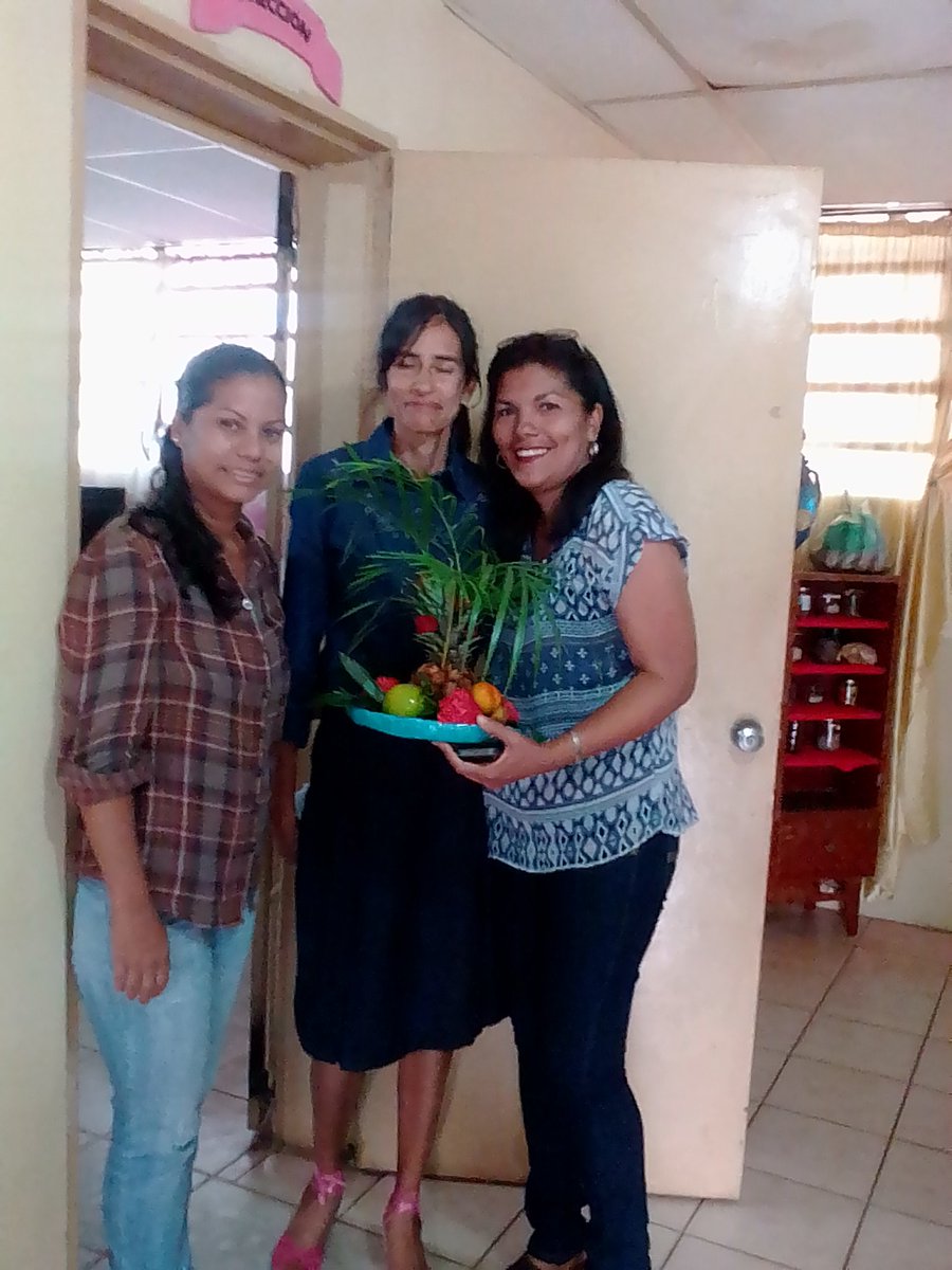 escuelafpadilla's tweet photo. Así agazajamos a nuestras queridas secretarias en su día!!! https://t.co/sPdLLjaXcf