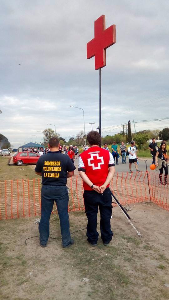 CruzRojaQuilmes's tweet photo. Damos nuestro ➕ enorme agradecimiento a ntros. Compañeros de cobertura #bomberosLaFlorida #compañeros #Lujan2017 https://t.co/ajatcBmZoj