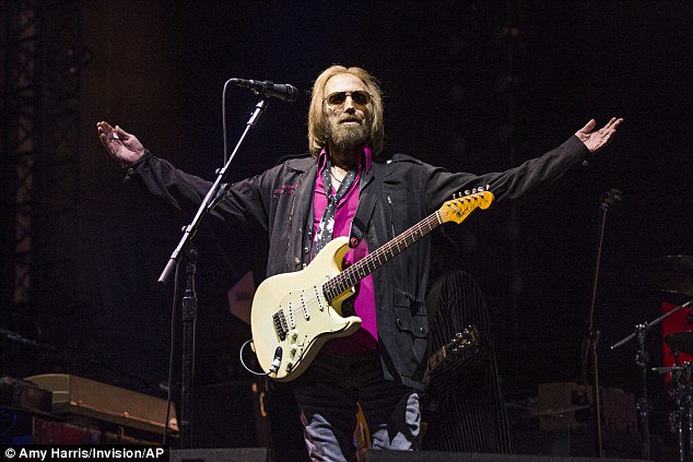 DailyMailCeleb's tweet photo. LAPD apologises for 'inconvenience' after prematurely reporting Tom Petty had died https://t.co/wFGJLePw6o https://t.co/iONJQFaQTe