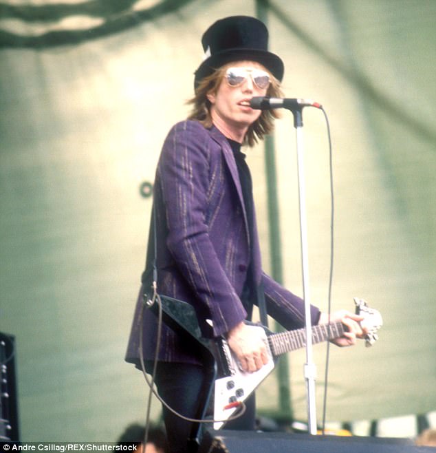 DailyMailCeleb's tweet photo. LAPD apologises for 'inconvenience' after prematurely reporting Tom Petty had died https://t.co/wFGJLePw6o https://t.co/iONJQFaQTe