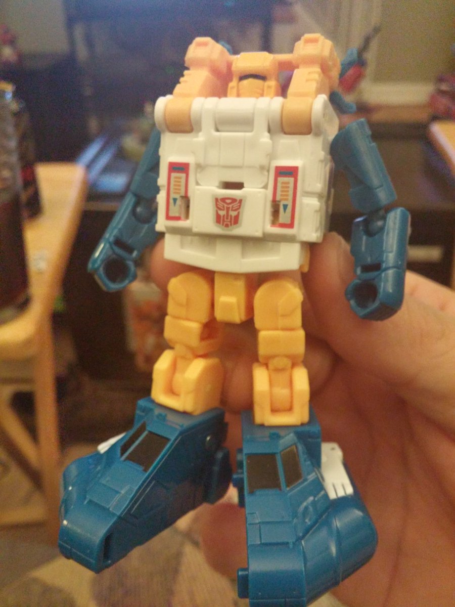 sketchboss's tweet photo. Got this little guy too #TFcon2017 Had the G1 Seaspray toy as a kid in the #80s #rad #transformers https://t.co/9kPPOG3Czu