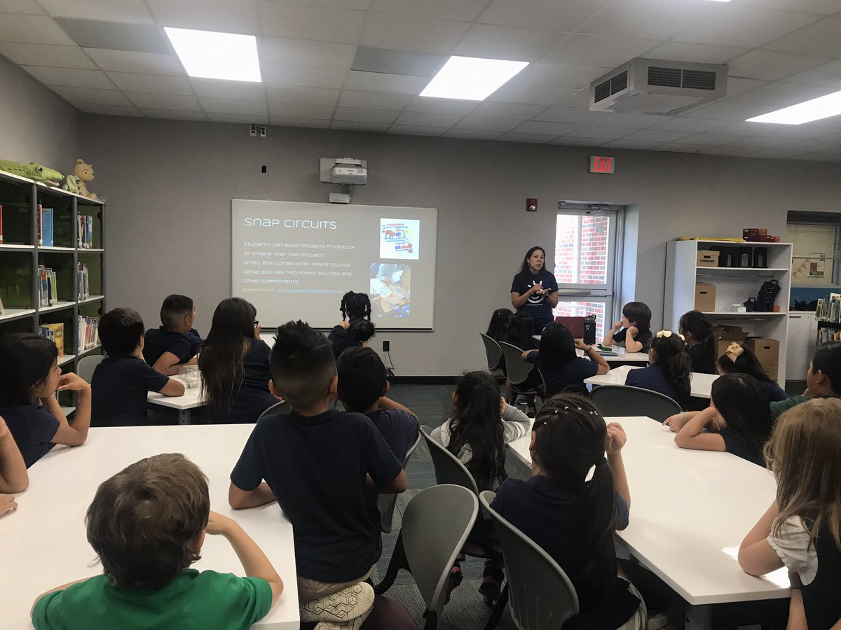 mrscburleigh's tweet photo. 1st #SVERoboticsClub #AwesomeTs @vickyfarias7716 @kimperclefarias @MrsMoreno3 @EdithOviedoSVE @TechnoBabble14 #CantStopRISD #GatorCoders https://t.co/bG62kAL00x