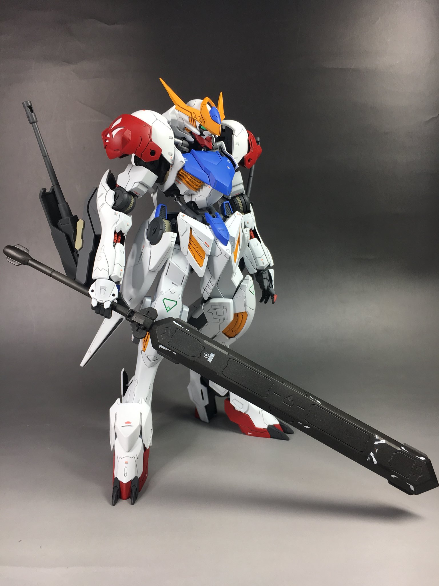 すえぞう No Twitter で 1 100バルバトスルプス完成です 大きな改修はしてませんが キットの素性を伸ばすのと立ち姿が綺麗になるように作ってみました 若干 猫背でアゴを突き出した感じですね 新しいキットなんで そのままでもじゅうぶんカッコいいと思うんですが