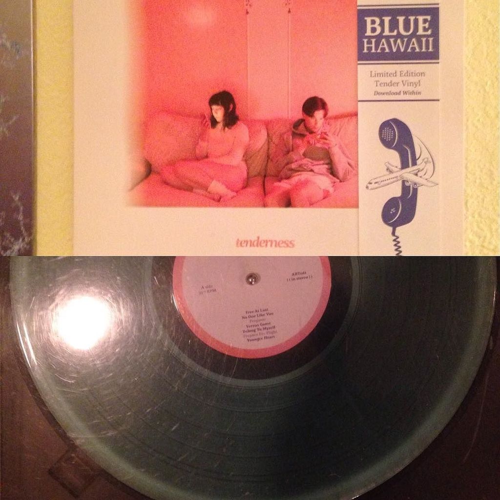 EscapelessDream's tweet photo. 4 days early. What a pleasant surprise! #bluehawaii #tenderness #turquoisevinyl #transparentvinyl https://t.co/gEoaacxryb
