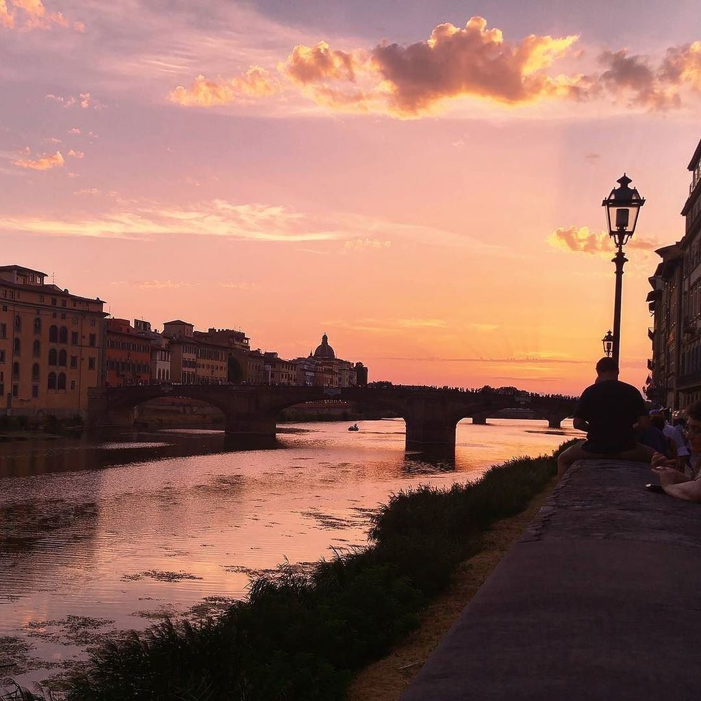 Mercedesdlz's tweet photo. 😍 Sunsets in Florence. Milking this Italy trip for all it's worth on the gram. 😅 •
•
•
•
#wearetravelgirls #dametr… https://t.co/4fCqwR5Cjz https://t.co/rYS26NLnDt