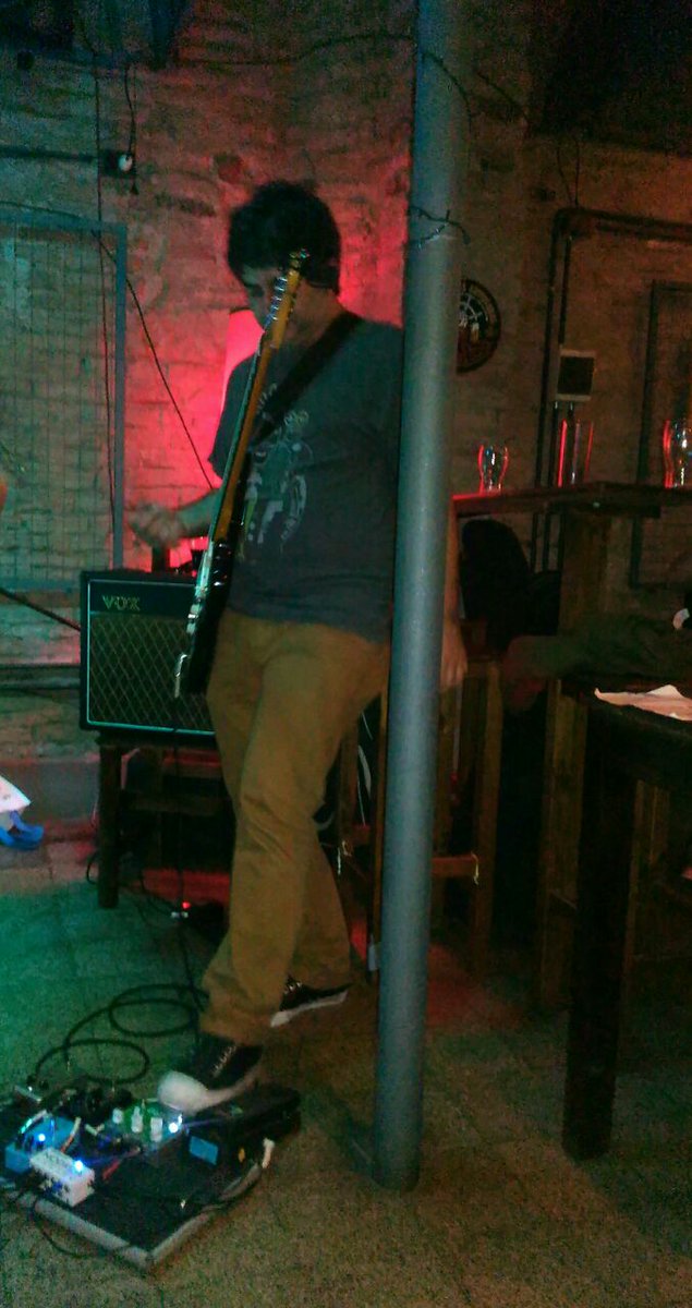 PintaDescalzo's tweet photo. Vitti en Barba Roja. Gran noche! https://t.co/A47T6U6iOO