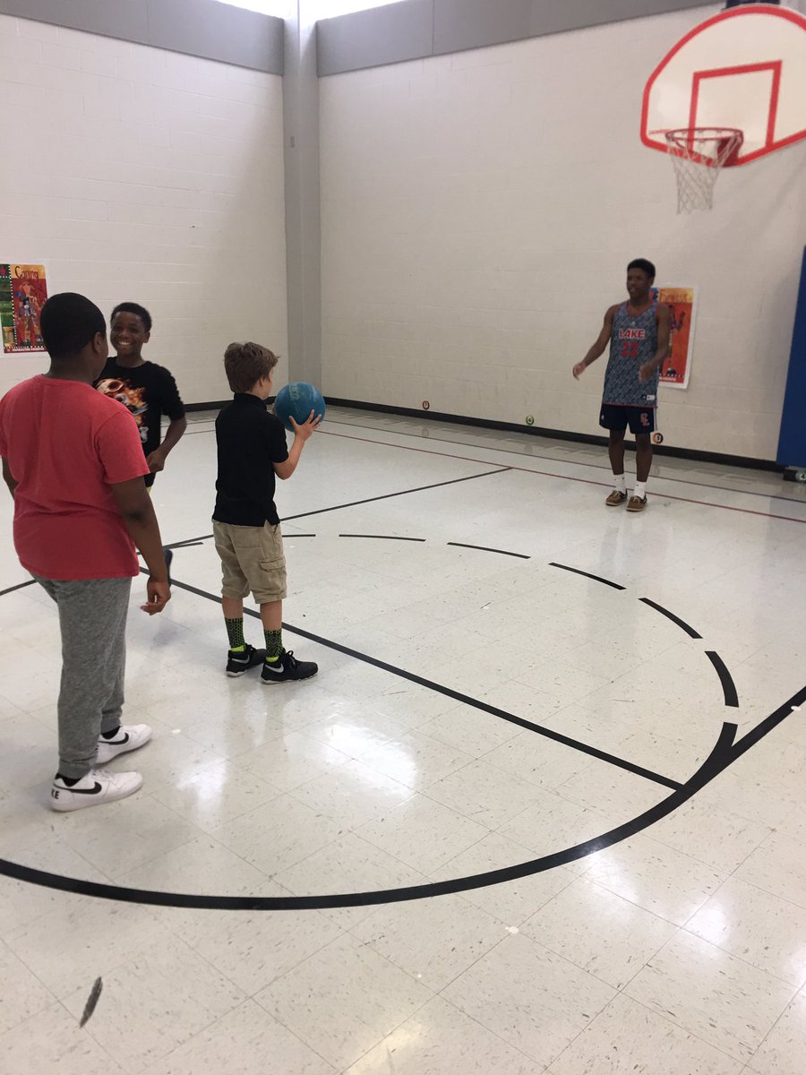 jMattFrye's tweet photo. Visited w/ @CLCEThunderbird boys about #fairness. Hard to figure who enjoys this more, @Clear_LakeHS ๐๐ guys or these boys. #charactercourt https://t.co/5Kn3lx8dRl
